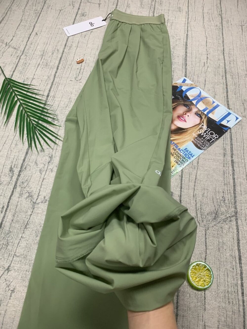 New ALO Yoga Dune Grass Urban Trouser ✨ Suit Up Regular 30" Inseam - Picture 9 of 11
